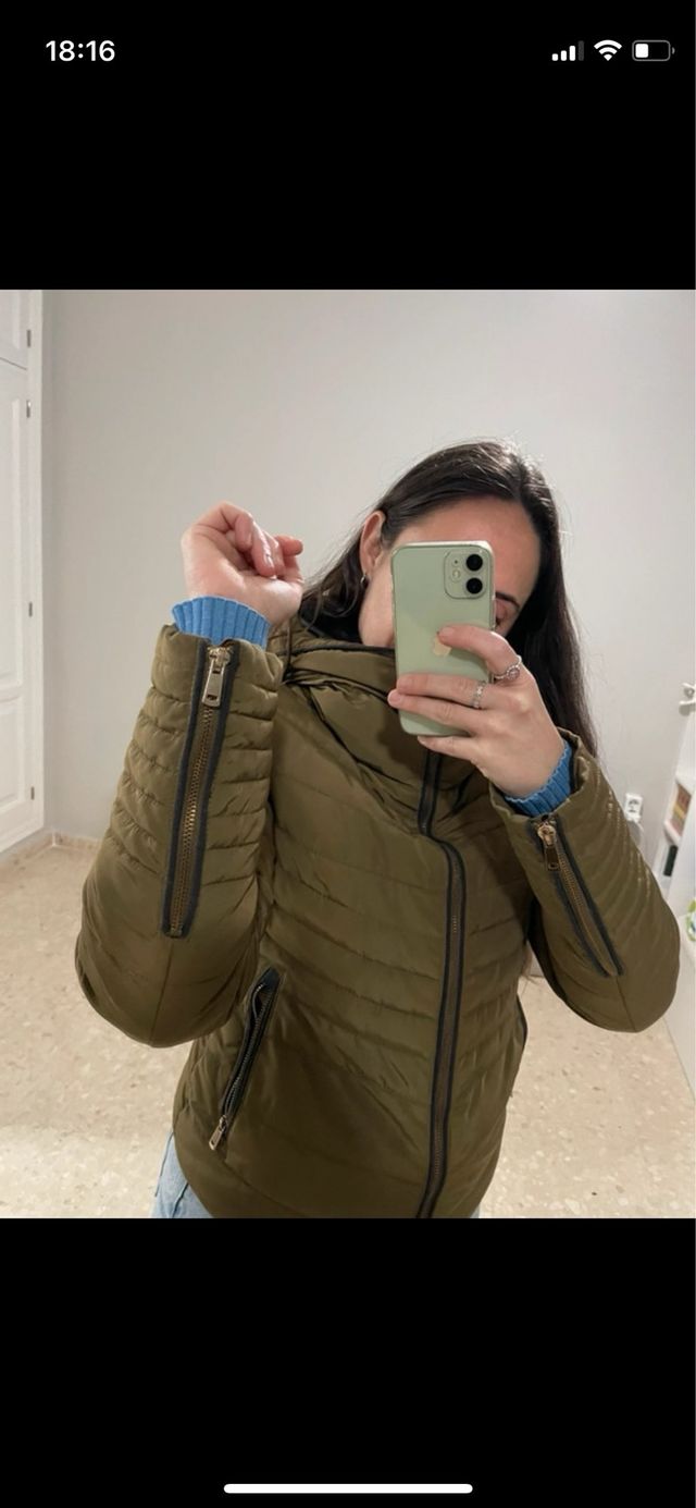 Chaquetón Zara verde oliva con cuello de pelo