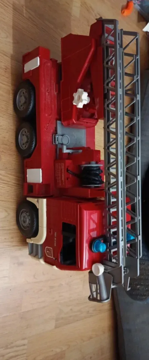 Camión de bomberos de juguete rojo