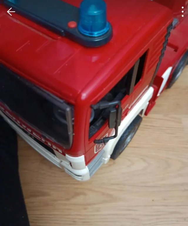 Camión de bomberos de juguete rojo