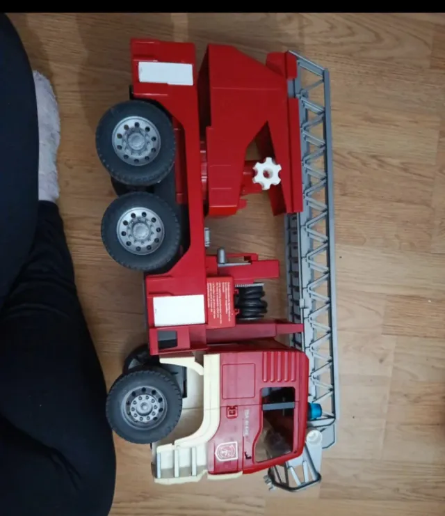 Camión de bomberos de juguete rojo