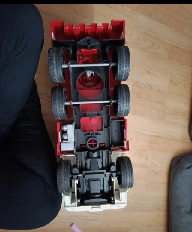 Camión de bomberos de juguete rojo