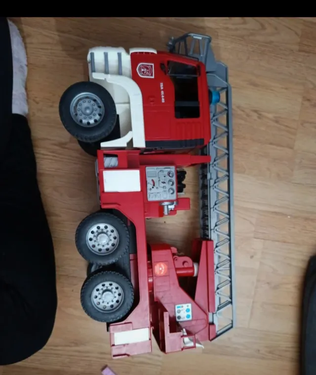 Camión de bomberos de juguete rojo