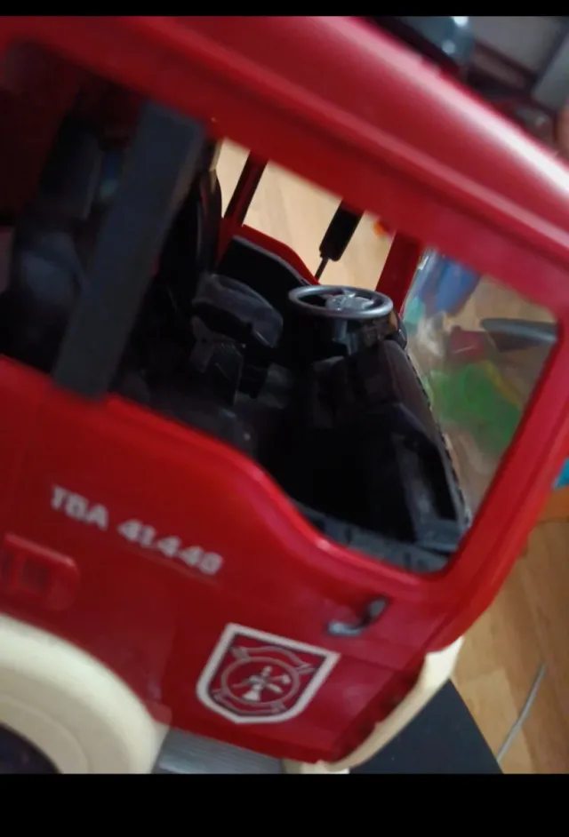 Camión de bomberos de juguete rojo