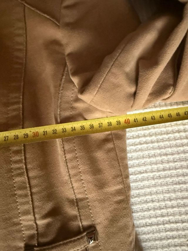 Chaqueta Zara Beige con Cinturón Negro