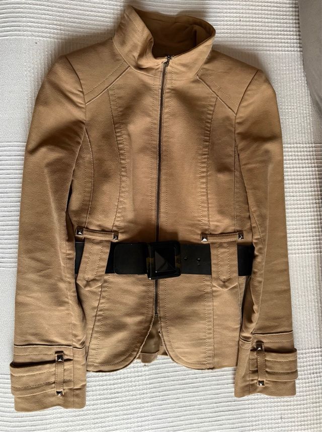 Chaqueta Zara Beige con Cinturón Negro