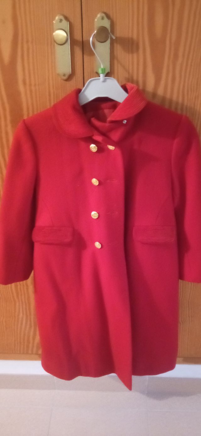 Abrigo niña rojo con botones dorados