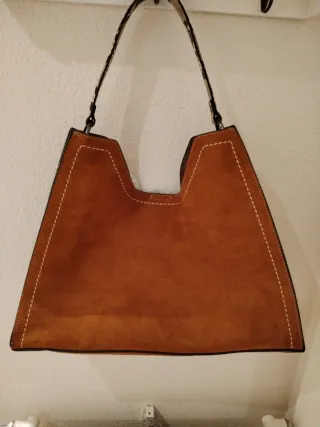 Bolso de hombro marrón con bandolera