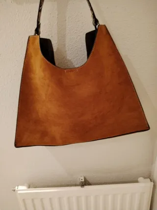 Bolso de hombro marrón con bandolera
