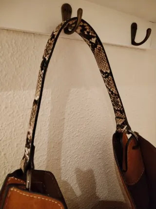 Bolso de hombro marrón con bandolera