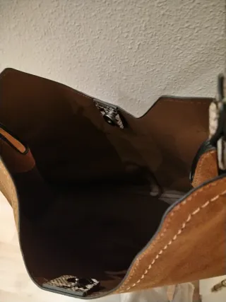 Bolso de hombro marrón con bandolera