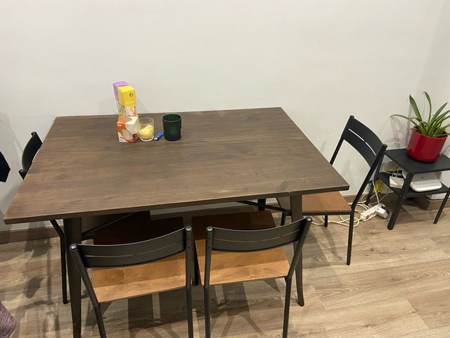 Mesa de jantar em madeira e pernas de metal