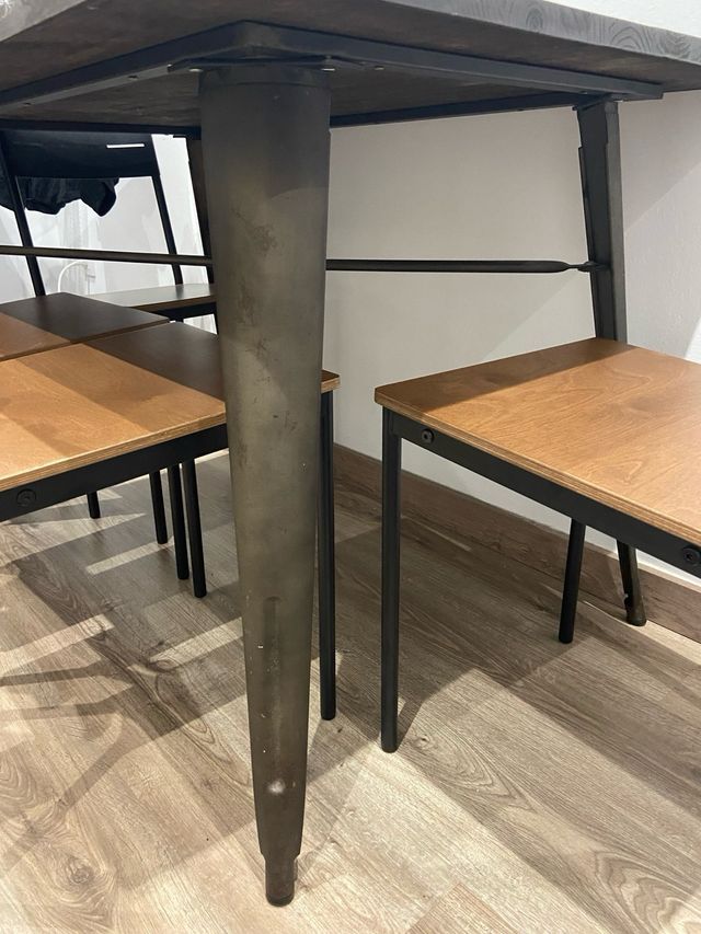 Mesa de jantar em madeira e pernas de metal