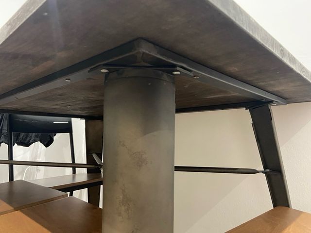 Mesa de jantar em madeira e pernas de metal