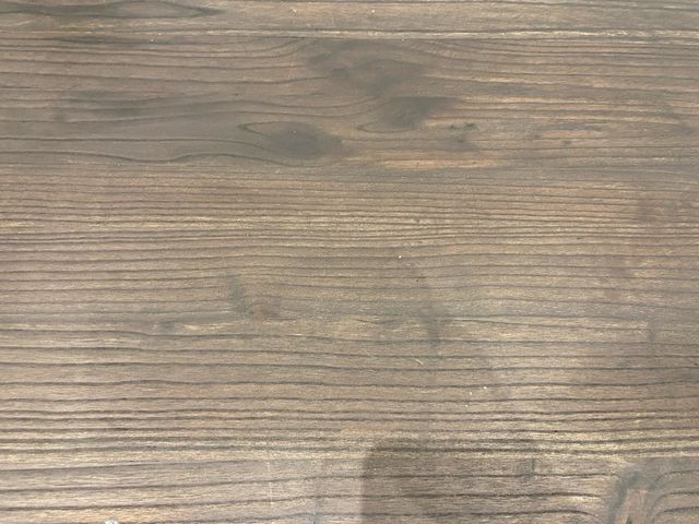 Mesa de jantar em madeira e pernas de metal