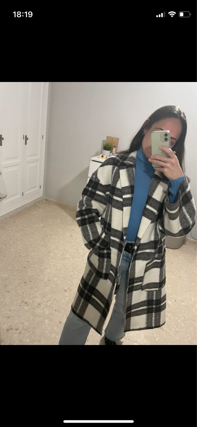 Abrigo de cuadros midi