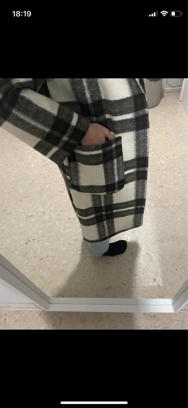 Abrigo de cuadros midi