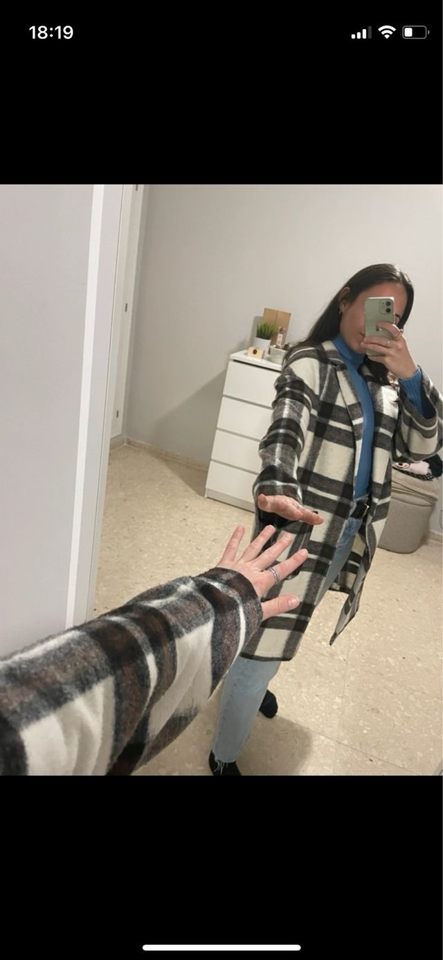 Abrigo de cuadros midi