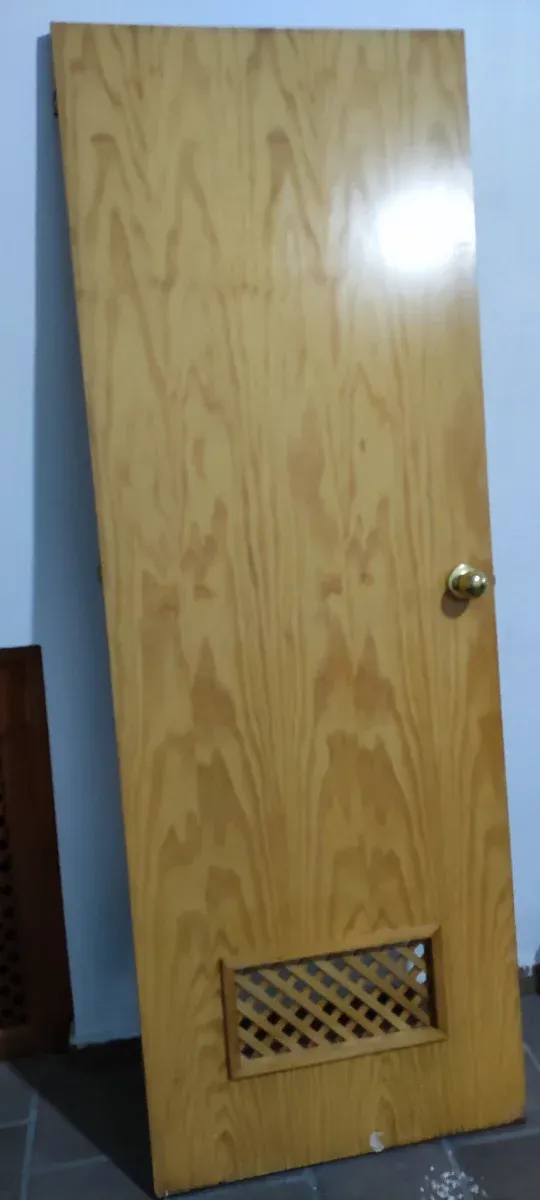 Puerta interior madera ciega con ventilación