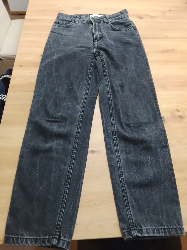 Vaqueros grises desgastados