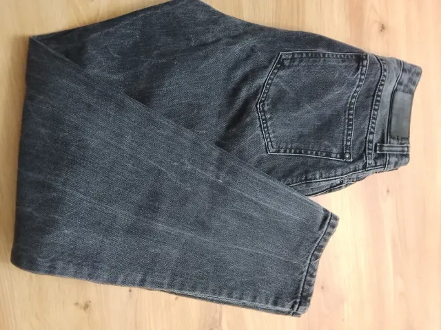 Vaqueros grises desgastados