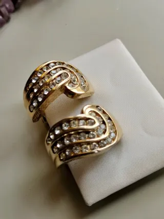 Pendientes vintage dorados con pedrería