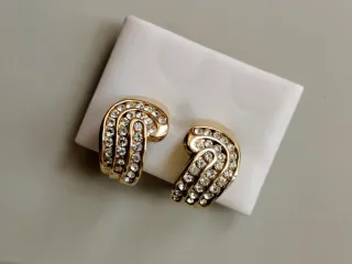 Pendientes vintage dorados con pedrería