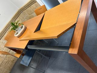 Mesa extensible y 5 sillas de madera.