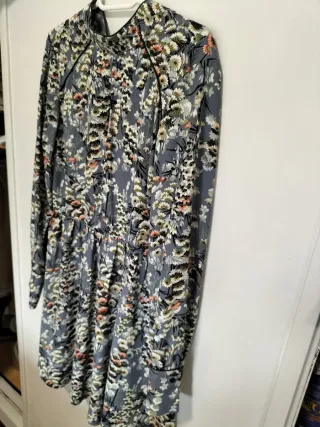 Vestido corto floral azul Zara