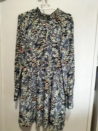 Vestido corto floral azul Zara