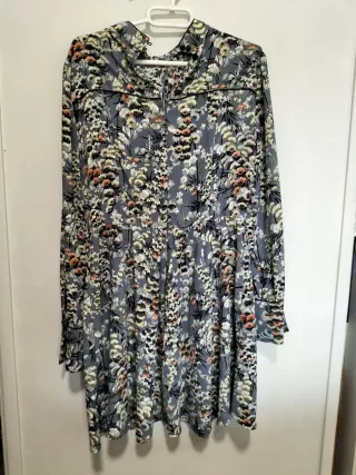Vestido corto floral azul Zara