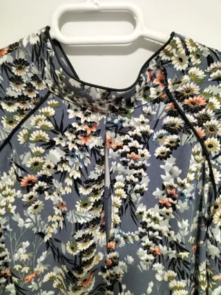 Vestido corto floral azul Zara