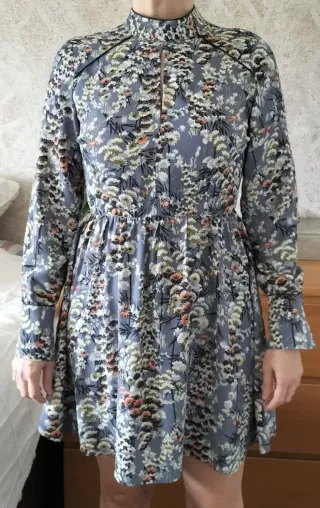 Vestido corto floral azul Zara