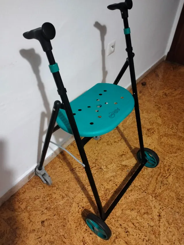 Andador plegable con ruedas y asiento