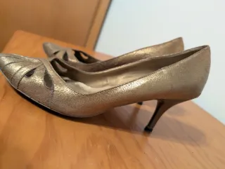 Zapatos de tacón dorados efecto envejecido