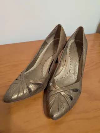 Zapatos de tacón dorados efecto envejecido
