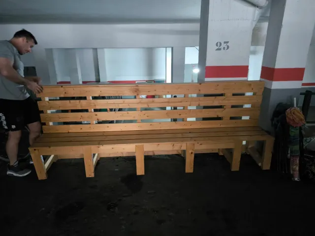 Banco de madera rústico para exterior hecho a mano