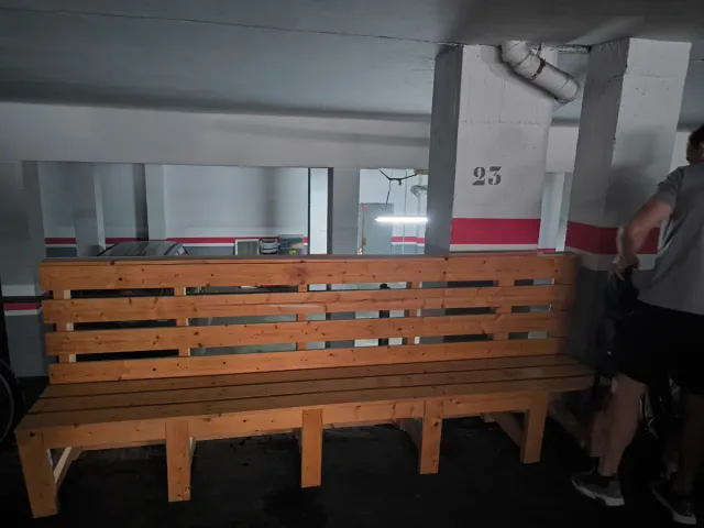 Banco de madera rústico para exterior hecho a mano