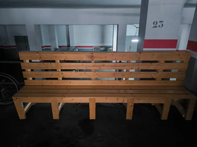 Banco de madera rústico para exterior hecho a mano