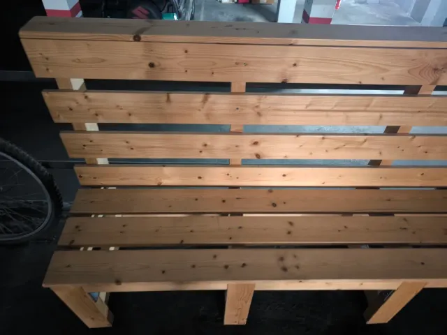 Banco de madera rústico para exterior hecho a mano