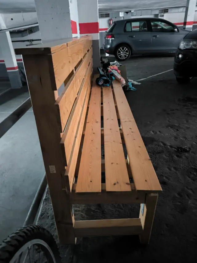 Banco de madera rústico para exterior hecho a mano