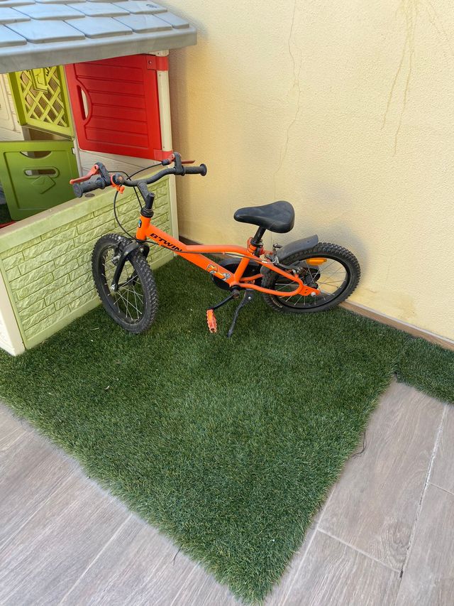 Césped artificial verde