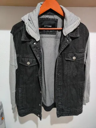 Chaqueta vaquera negra y gris con capucha