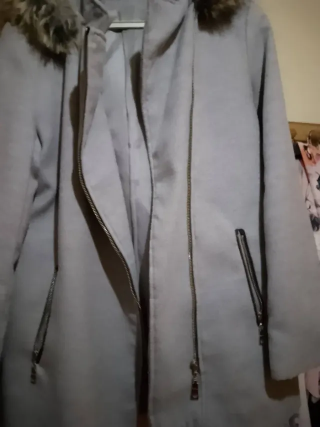 Chaqueta gris mujer talla L la vendo por 5