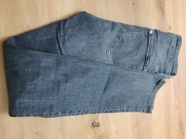 Vaqueros azules y grises