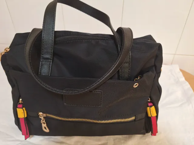 Bolso negro con detalles multicolor