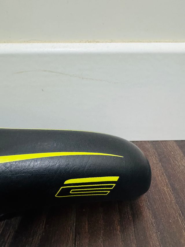 Sillín Bici Conor Negro y Amarillo
