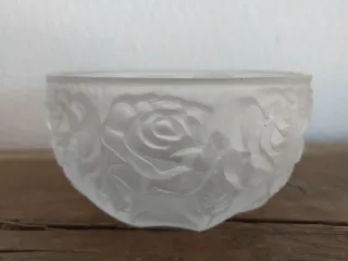 Cuenco de cristal con relieve de rosas