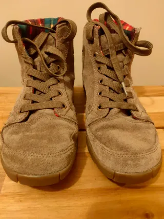 Botines de montaña ante mujer