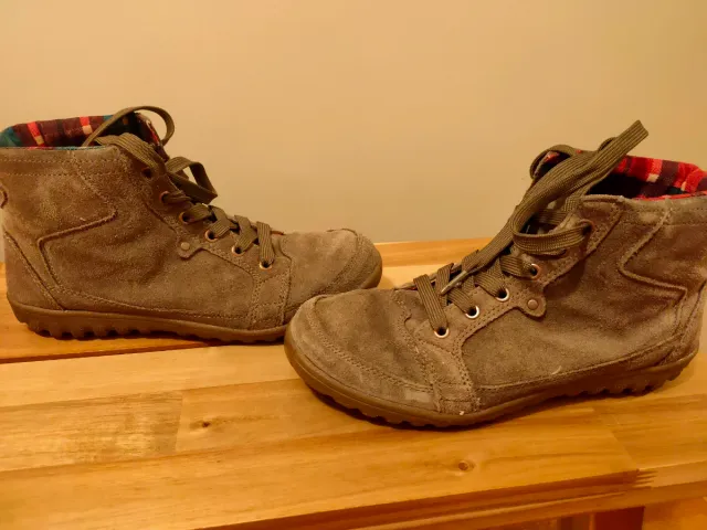 Botines de montaña ante mujer