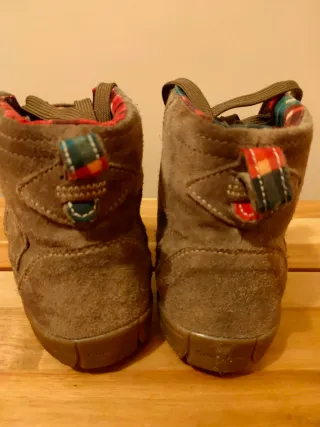 Botines de montaña ante mujer